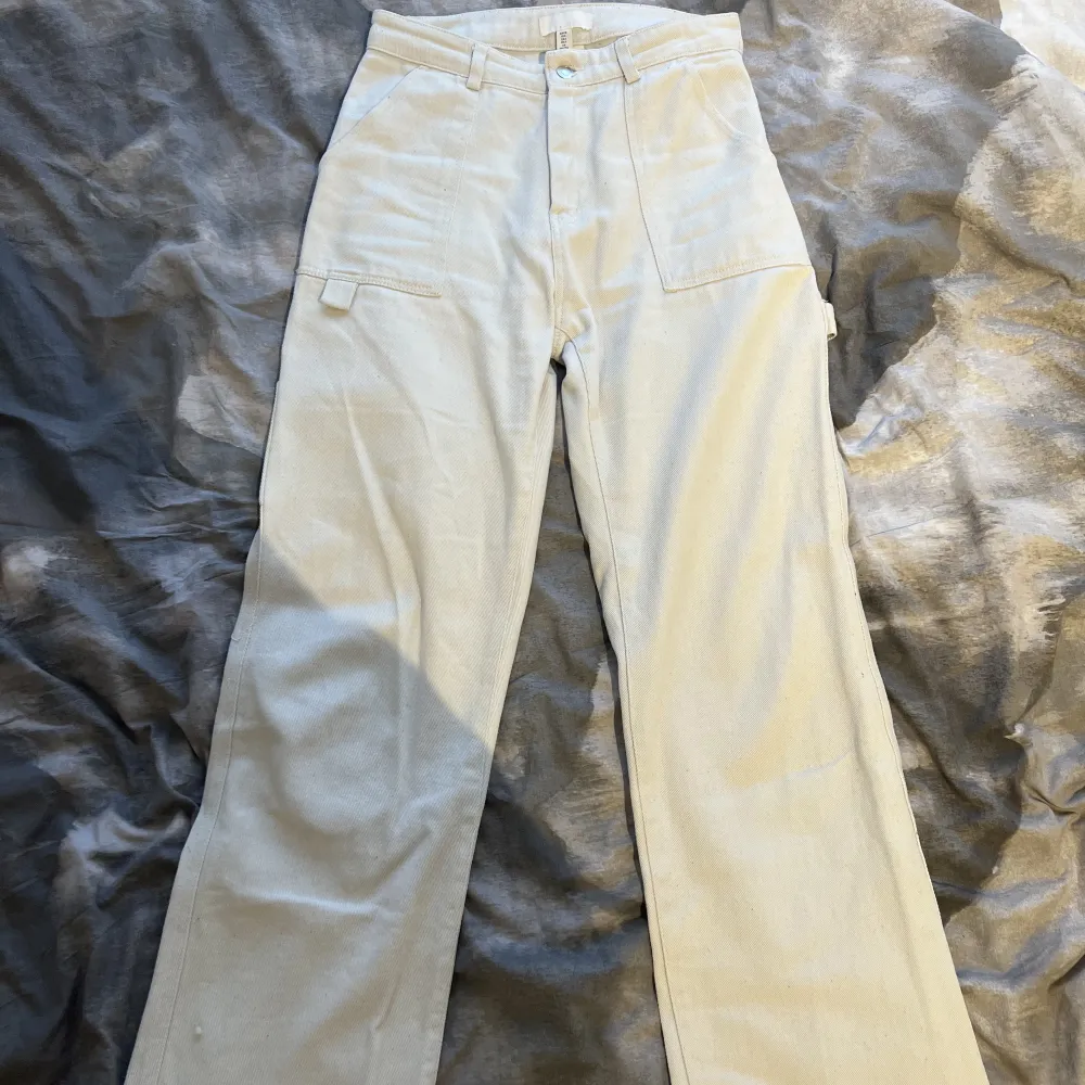 Säljer ett par straight leg Cargo byxor i färgen beige i storlek 38. Skriv vid intresse köparen står för frakten.. Jeans & Byxor.
