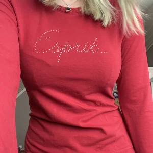 esprit topp - en esprit tröja med rhinestones/strass och lite utvigda ärmar!🫶det står storlek L men sitter perfekt på mig som är en S så ha det i åtanke!🥰