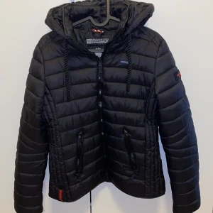 Jacka navahoo  - Jätte fin navahoo jacka som är använd fåtal gånger, små fläckar på vänster arm bak men går säkert bort i tvätten, priset går därmed att diskuteras. Vid frågor är det bara att skriva! 🤍