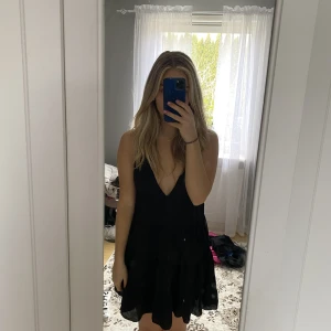 Svart klänning  - En fin svart klänning som tyvärr inte kommer till någon användning🖤 inget fel på den alls🖤☀️