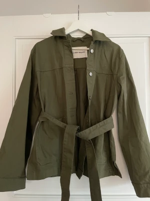 Oversized Jeansjacka  - Militär grön jeansjacka i oversized modell, knappt använd 