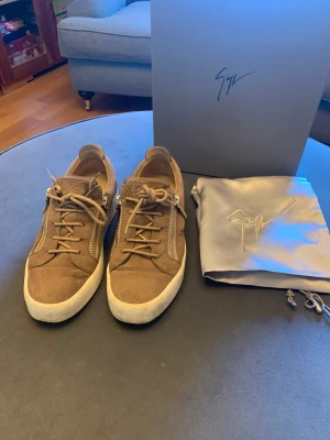 Giuseppe zanotti skor Galet pris! - Giuseppe zanotti skor i fint skick! Storlek 41 med alla tillbehör. Orderbekräftelse finns kvar även låda och dustbag.  Sjukt billiga!  Finns i centrala Stockholm!