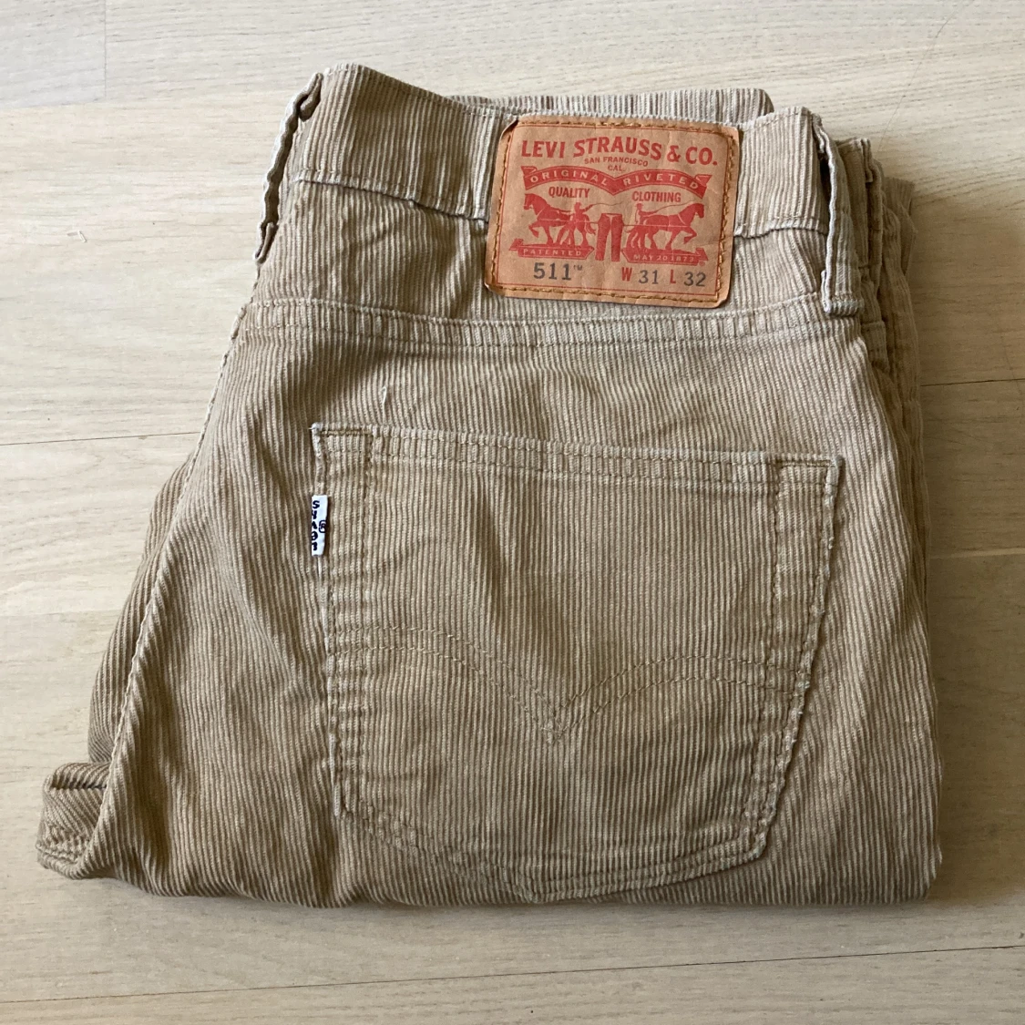 Levi’s lågmidjade manchesterbyxor  - 91