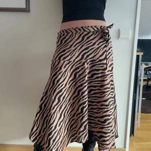 En zebra mönstrad kjol med fint medföljande band. 
