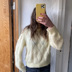 Stickad tröja stl: M - Gul stickad tröja från & other stories i storlek M. 💓📦