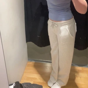 Lager 157 - Jättefin byxor, har använt ett få tal gånger, väljer att sälja dessa för jag inte tycker dom sitter så flädrande på mig, är 173 och dom passar jättebra i längden skriv för mer info