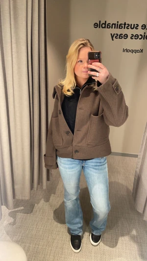 Jeans - Säljer dessa hm jeans i strl 38, inte så använda. Skriv för fler bilder💕