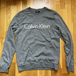 Calvin Klein sweatshirt - Väldigt fint skick, knappt använd!!