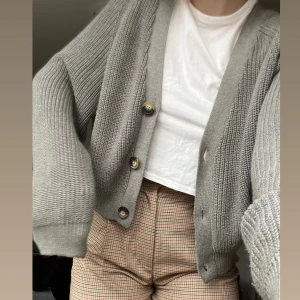 Stickad kofta - så himla mysig kabelstickad kofta från H&M. Den är oversized i modellen men är croppad, perfekt enligt mig!!! Skriv för mer info (bilder/mått osv)🫶🏼