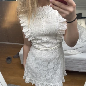 Studentklänning - Perfekt klänning nu till studenten!!! Köpt för ett tag sen men har aldrig kommit till användning 🥰🥰