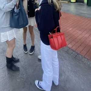 Väska  - Säljer denna röda väska från zara. Använd endast ett fåtal gånger. Köparen står för frakten💕