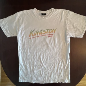 Stussy Kingston T-shirt  - Otroligt mjukt och tunnare material (100% bomull). Storlek M men skulle säga något mindre i passformen. Stussy branding i nacken. Pm för frågor!:) 