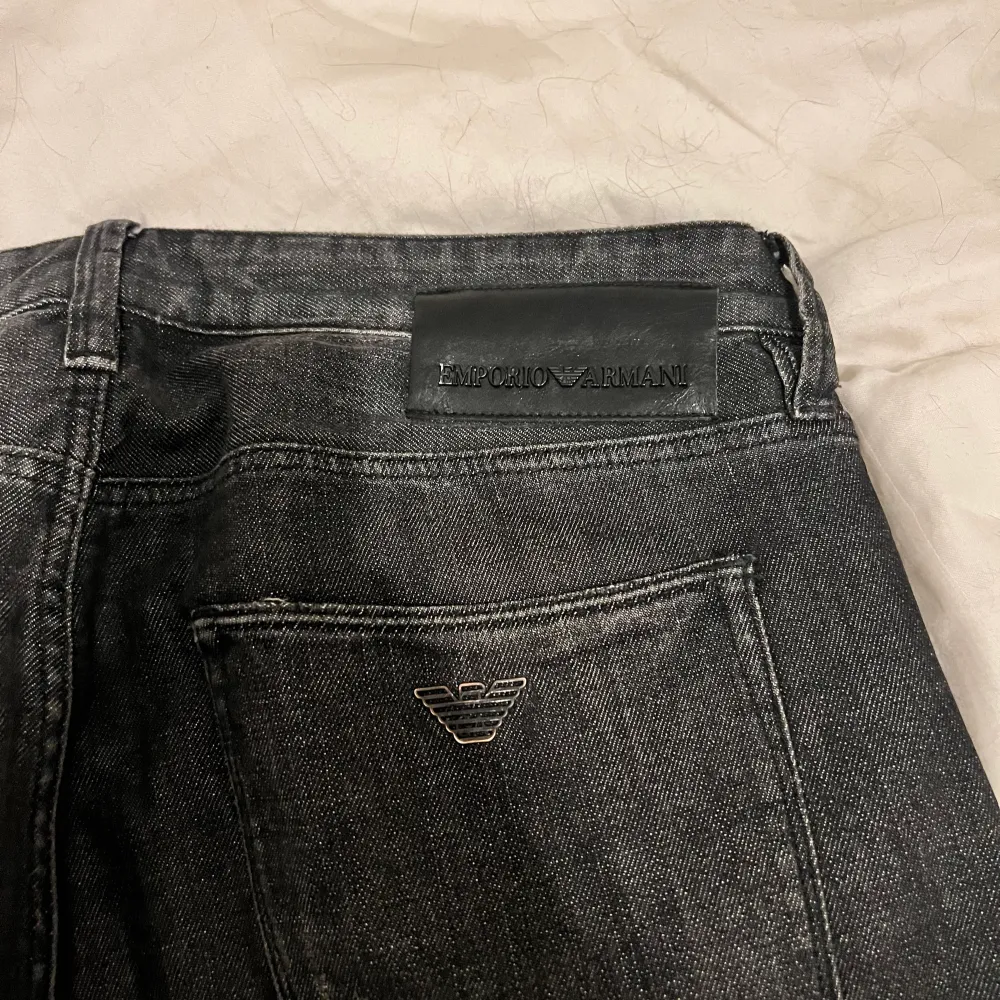 Armani jeans köpta för 3000kr på Armani butiken i los angeles. Sitter lite straight på mig och jag är 184cm lång samt väger 90kg L/m beroende på. Litet hål mellan bena som går att sy också därav priset . Jeans & Byxor.