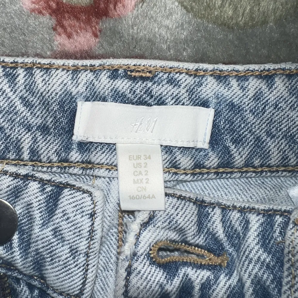 Superfina nästan oanvända ljusa H&M jeans med en slit längst ner. Originalpris 359kr. Jeans & Byxor.