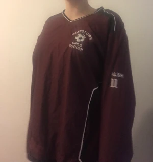 Soccer- tröja  - En jättefin tröja i typ tränings/prasselmaterial Väldigt luftig och skön och med dragkedjor på sidorna så man kan öppna upp 