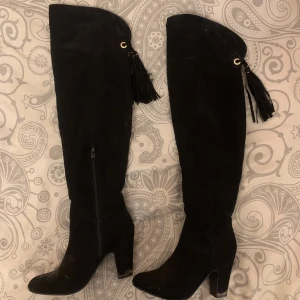 Höga stövlar - superfina höga stövlar som tyvärr blivit försmå. de är välanvända, därav det av skavda på klacken, men det går säker att måla över med nagellack💓