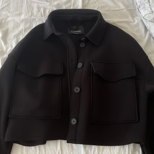 Svart kort kappa  - Från zalando nypris:500kr. Använd fåtal gånger och har inga defekter.  Skick 10/10 (pris kan diskuteras) 