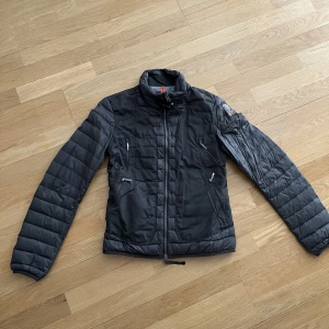 Parajumper vår/höstjacka dam - HELT I NYSKICK, inga fläckar. Säljer min parajumper på grund av att den aldrig används, inköpt för ca 1,5 år sedan men använd max 3 gånger.  Färgen är svår att få rättvis men jackan är grå/grön. Inköpt på Johnells.  Nypris: 4200kr