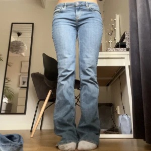 Blåa jeans zara - Intressekoll på dessa nästan helt oanvända jeans från zara i storlek 36 som är nästan helt slutsålda💕köp dirket:300 Köpta för 400❤️