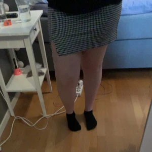 Vit/svart kjol  - En vit svart mönstrad kjol, den är jätte mjuk i storlek M från h&m. Använd några gånger, men MAX typ 4-5 gånger. Jättefint skick! 