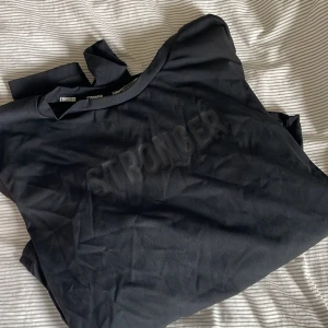 Tröningströja - Långärmad träningströja i svart från stronger 