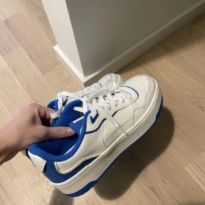 Sneakers  - Vita/blåa sneakers i väldigt gott skick! Endast använda en gång:)