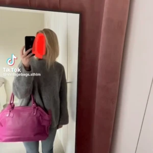 Väska - As snygg väska köpt från vintagebags.Sthlm på Instagram! Nästintill oanvänd då den ej kommit till användning tyvärr.. bilderna är lånade från företagets tiktok, skriv för fler bilder.💕 Inga defekter och pris kan diskuteras!