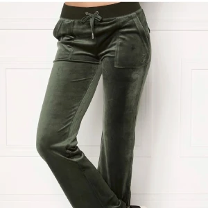 Juicy couture byxor - Mörk gröna dark moss byxor i strl xs