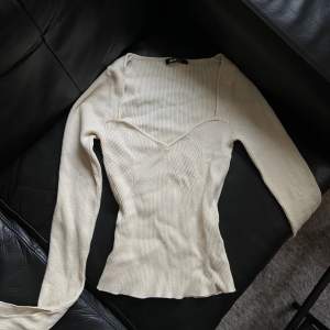 Skön ribbad tröja från GinaTricot i storlek Small. Elastiskt tyg, passformen är perfekt! Vit/beige i färgen🤍