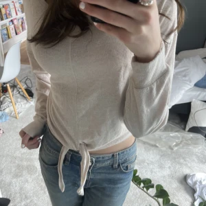 Tröja - Säljer denna långarmade tunna tröja med knyter nertill, använt 1/2 gånger