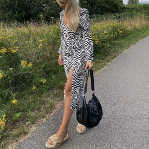 Zebra klänning  - Så fin klänning ifrån Gina tricot. Använd fåtal gånger 