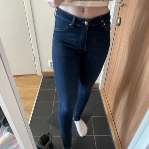 Storlek S - Mörkblå jeans i storlek S, tvättar såklart alla kläder innan jag skickar! 