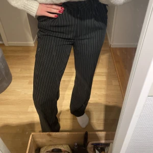 Kostymbyxor - Randiga kostymbyxor från nakd! Knappt använda o är lagom långa för mig som är 170🥰storlek 38