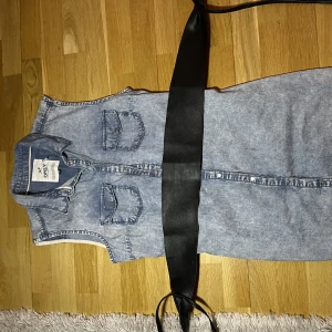 Jeans klänning  - Jeans klänning  Svart knytskärp 50kr