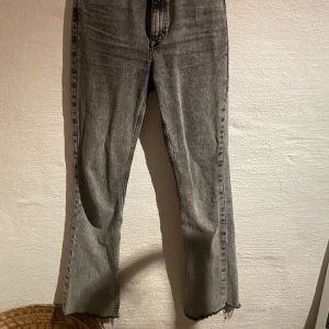 Grå jeans - Snygga zarajeans som är Bootcut. Superfin färg med slit i slutet. 