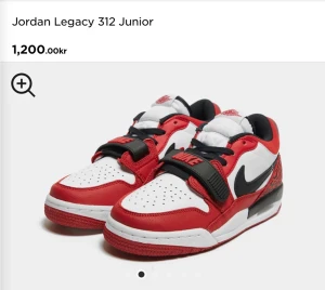 Jordan Legacy 312 - INTRESSEKOLL: Super snygga jordans som jag nu vill se om någon är intresserad av❤️köpta för 1 200 för 1 år sedan!  Använda fåtal gånger, så ganska bra skick🤍boxen medföljer! Kontakta oss vid frågor eller fler bilder<3