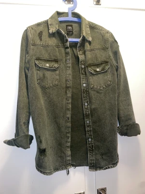 Skitsnygg Jeans overshirt/jacka - Inköpt på Zara, säljs inte längre. Snygga detaljer på fram och baksida. Storlek S