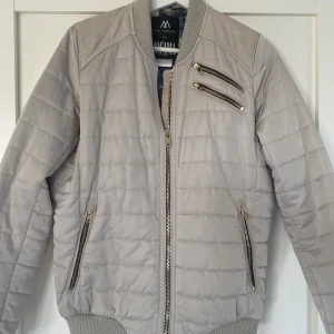 Bikerjacka - Jacka från Jofama by Måns Zelmerlöw. Beige med gulddetaljer. Storlek 38 