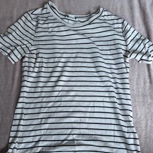 T shirt - Söt tshirt i randigt mönster