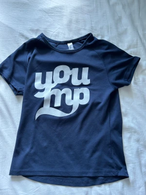 Yoump T-shirt  - Det är en yoump T-shirt i bra skicka, skriv privat för fler bilder.