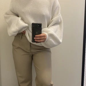 Vit stickad tröja🤍 - Jättefin vit stickad tröja med ballongärmar🤍✨ i storlek M men passar mig som har S💛