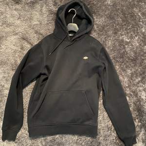 Säljer en svart Dickies Hoodie i storlek Small. Tröjan är i gott skick