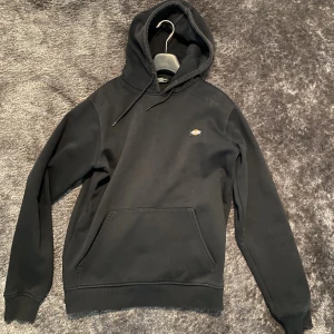 Dickies Hoodie - Säljer en svart Dickies Hoodie i storlek Small. Tröjan är i gott skick