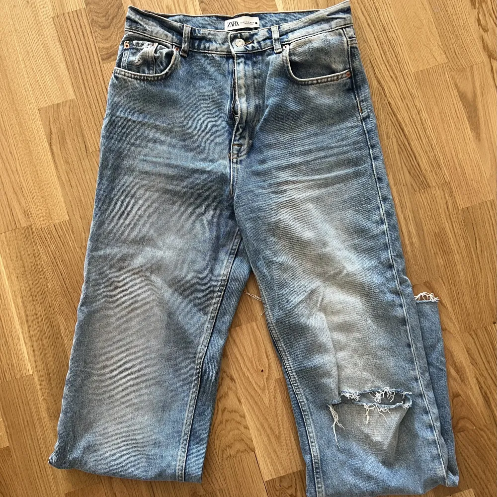 Jeans från Zara i storlek 40. Fint skick. . Jeans & Byxor.