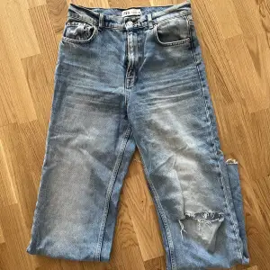 Jeans från Zara i storlek 40. Fint skick. 