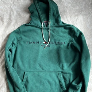 Tommy hilfiger tröja - Hoodie från Tommy hilfiger  Skicket är 7/10 inga fläckar utan bara lite småsliten  Storlek L 