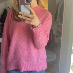 Rosa tröja - fin stark rosa tröja från hm. inga defekter, som ny. M men passar S