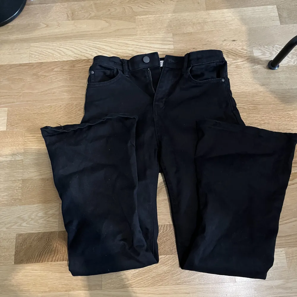 Oanvända, lågmidjade, bootcut jeans. . Jeans & Byxor.