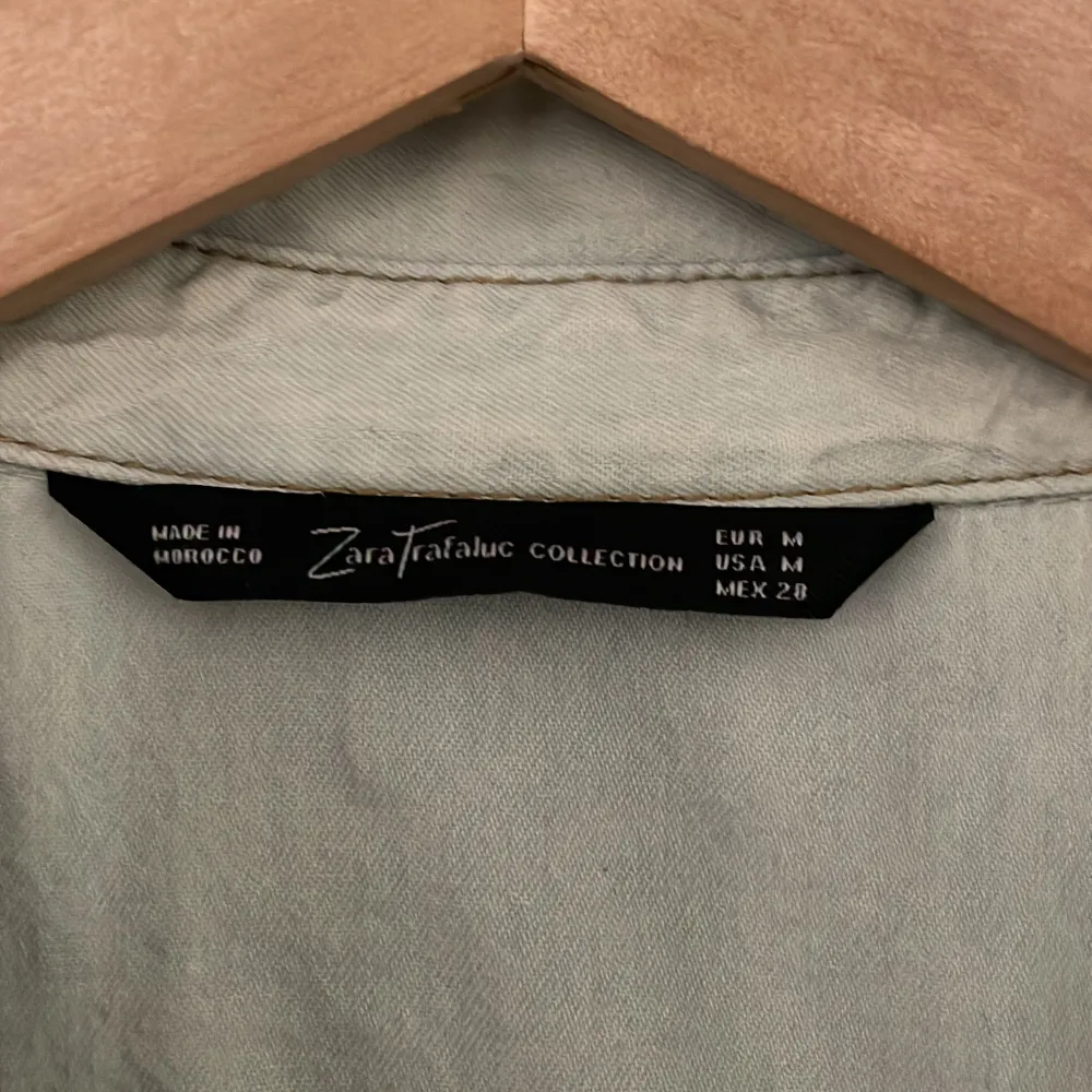 Strl. M, jeansskjorta ljusblå. Stretchmaterial med tryckknappar. . Skjortor.