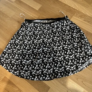Svart och vit kjol - Super härlig kjol som är sparsamt använd. Materialet är lent och andas bra och passar därför till sommarn.